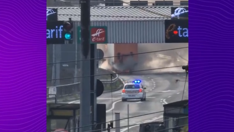 Un TIR a luat foc în mers lângă stația de taxare de la Fetești. Traficul pe Autostrada Soarelui, sensul spre București, este blocat