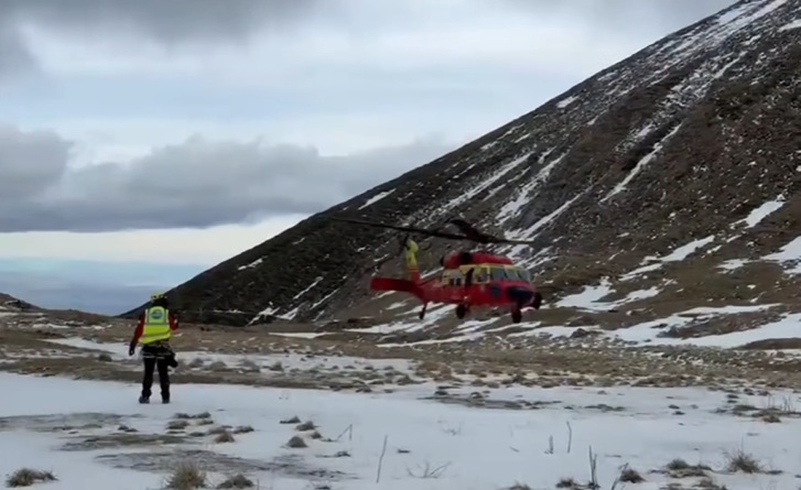 Premieră: Elicopter Black Hawk folosit într-o misiune de salvare montană. Salvamontiștii caută un tânăr dispărut de 4 zile în Bucegi