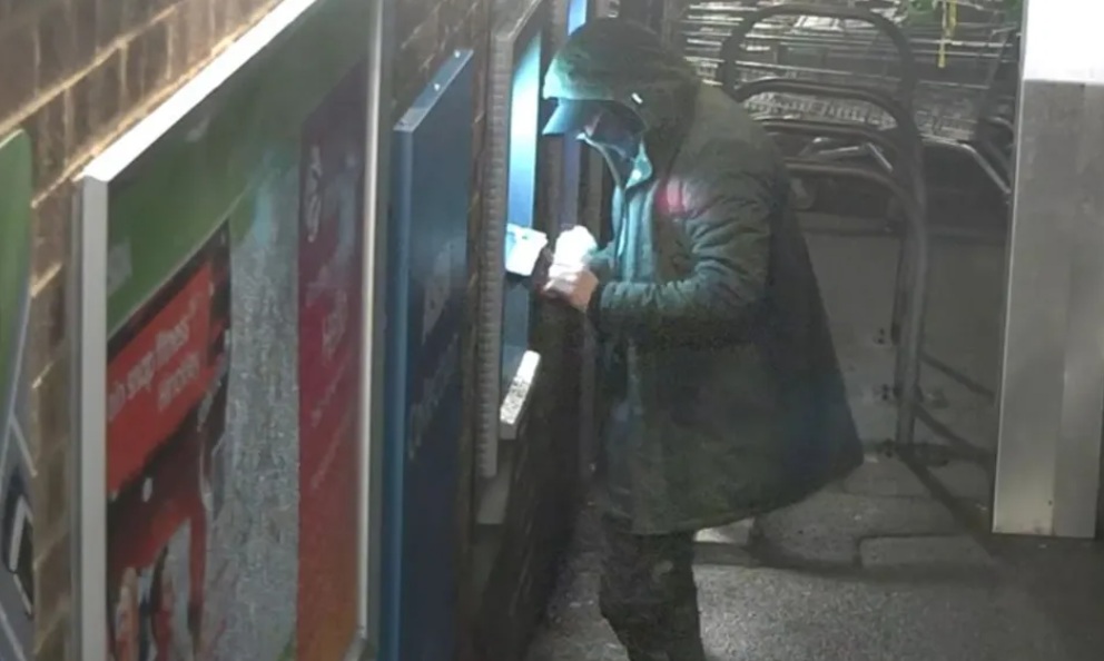 Șase români au furat 800.000 de euro din bancomate din UK. Detaliul surprinzător pe care l-au descoperit polițiștii la percheziții