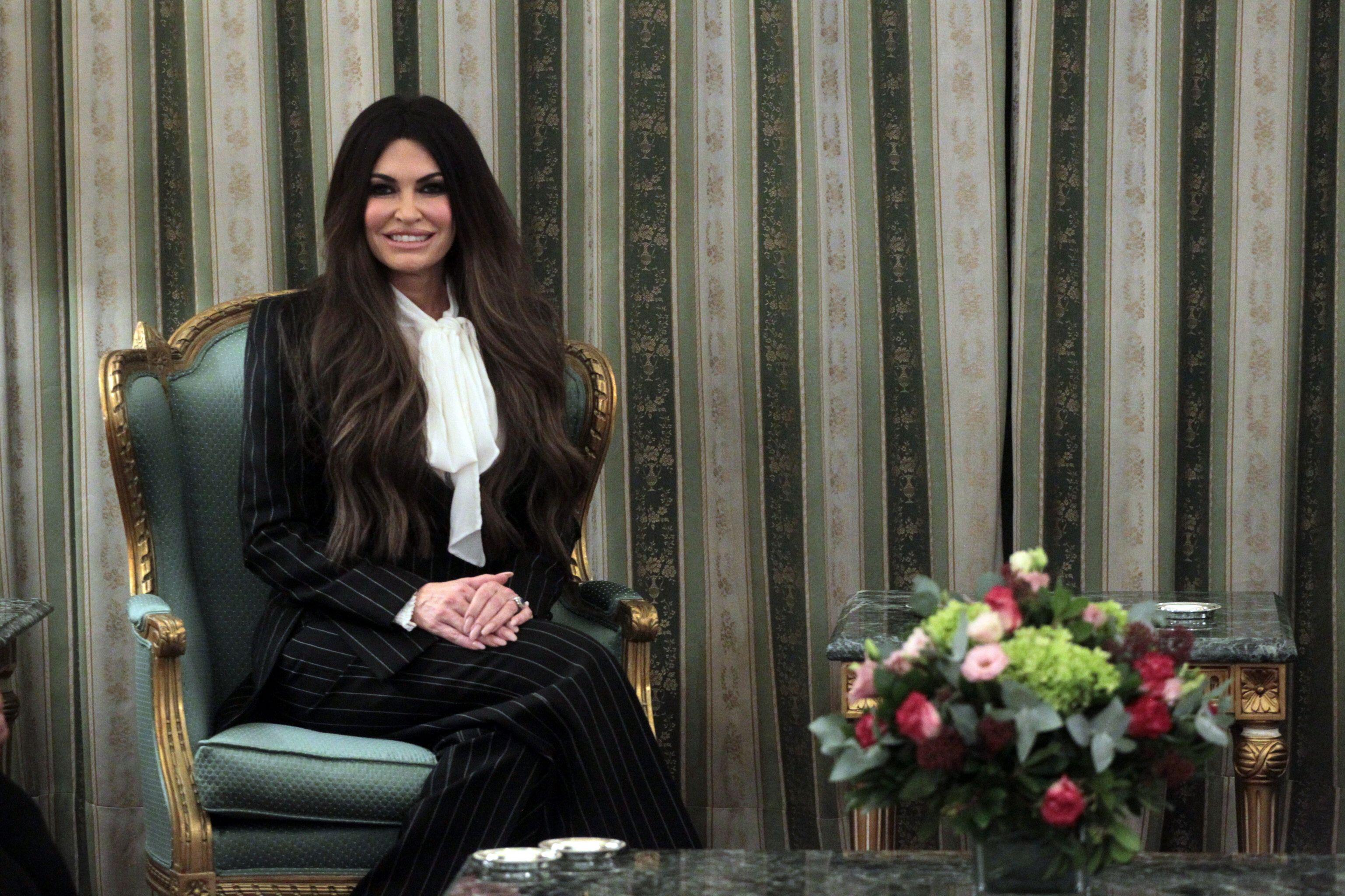 Ambasadoarea SUA la Atena stârnește comentarii pe rețelele de socializare din cauza ținutei provocatoare afișate la un eveniment