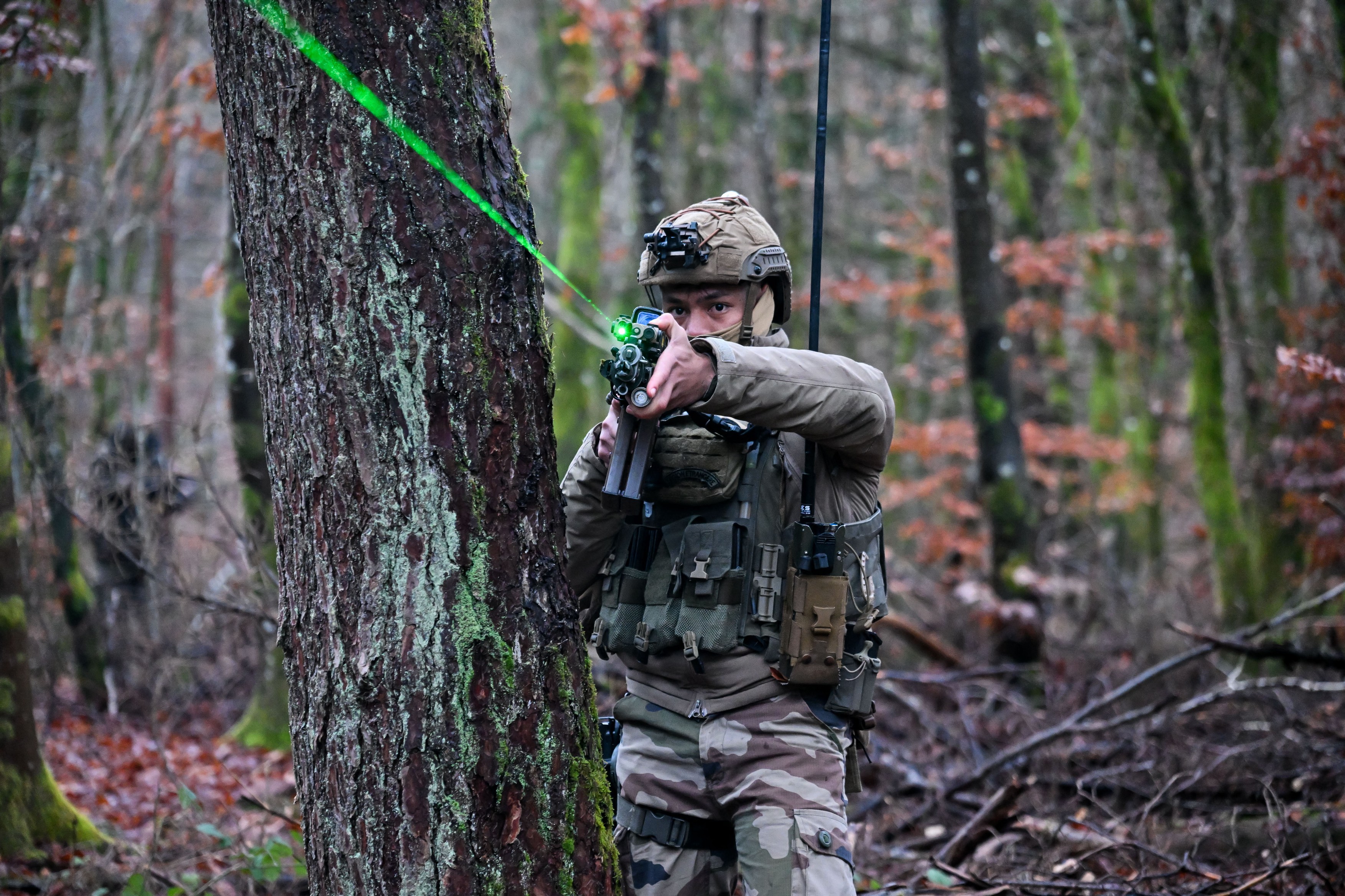 Franța reintroduce serviciul militar voluntar după mai bine de 25 de ani. Tinerii vor participa la 10 luni de instruire plătită