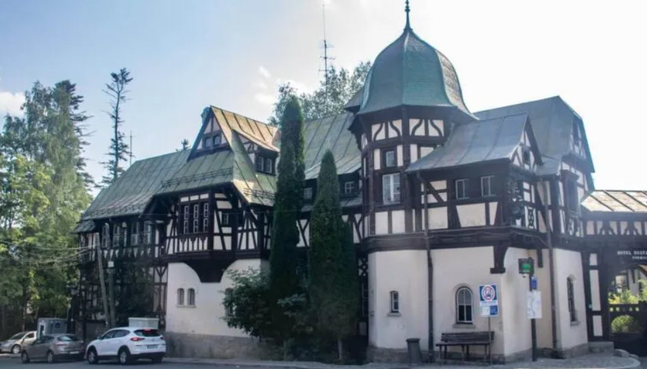 Primăria Sinaia vrea să cumpere Hotelul Furnica al Familiei Regale. Anunțul făcut de edilul Vlad Oprea