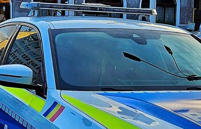 Poliţist inculpat pentru proxenetism şi trafic de persoane. El a recrutat o femeie pe care a obligat-o să se prostitueze în Europa