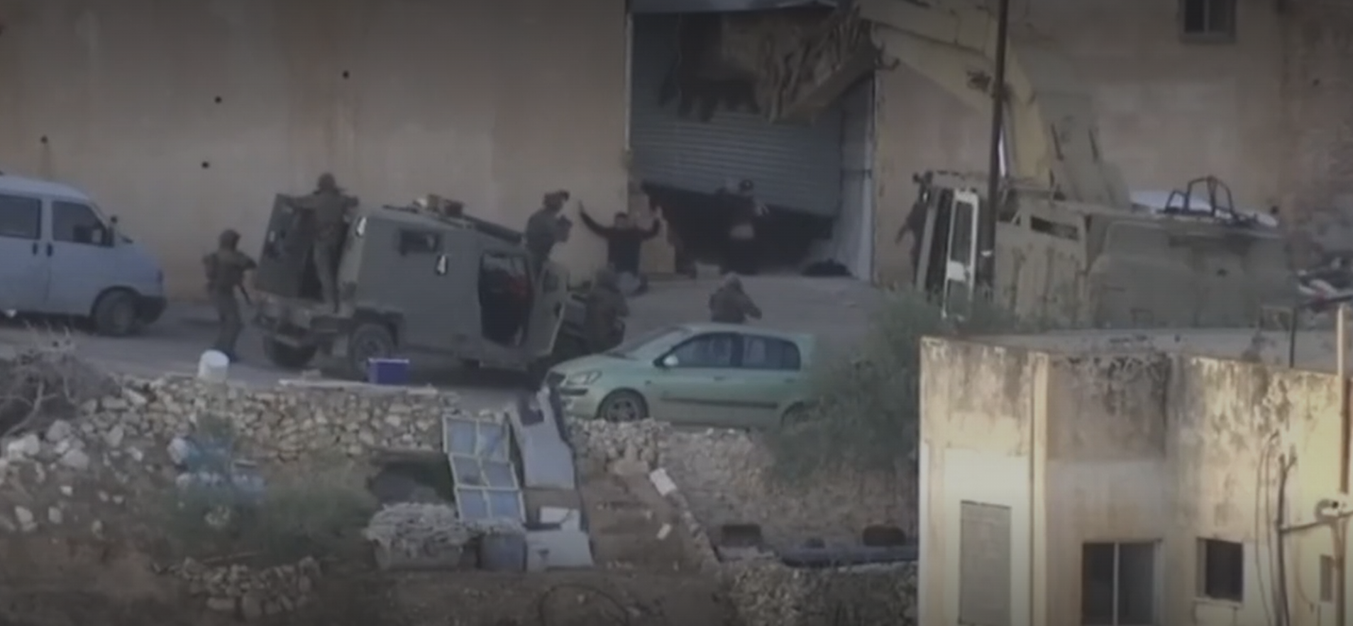 Momentul în care doi palestinieni sunt uciși de trupele israeliene după ce se predau în genunchi cu mâinile ridicate