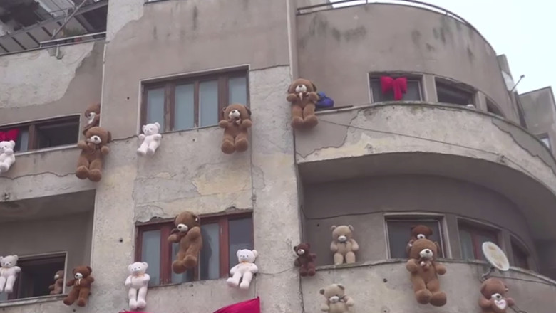 cladire deteriorata decorata cu ursuleti