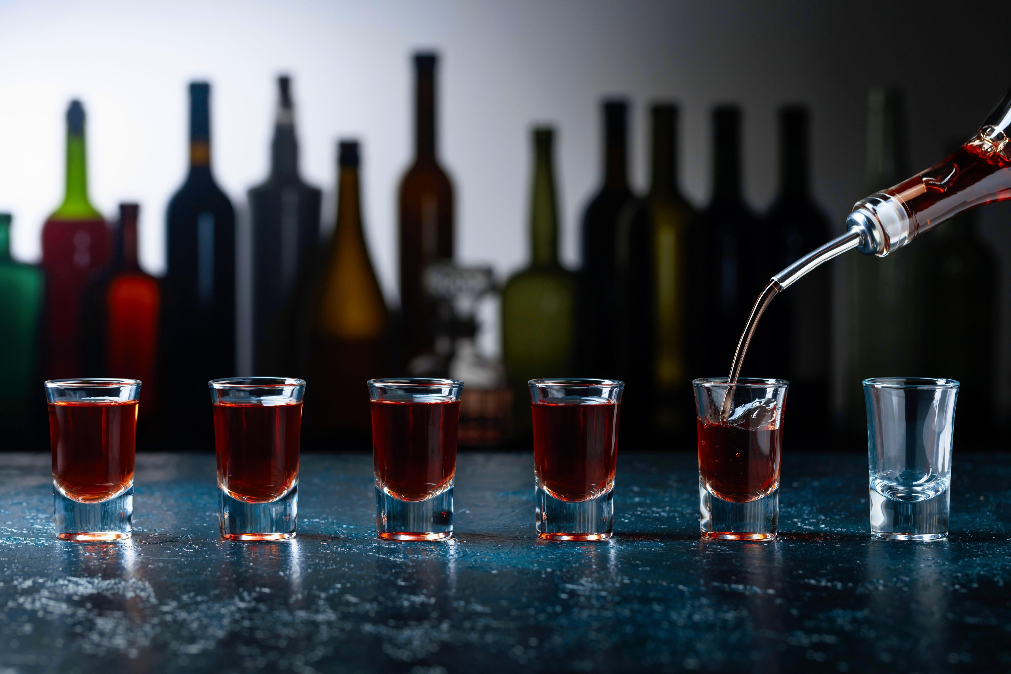 Leziuni cerebrale, orbire și moarte: metanolul din băuturile alcoolice provoacă victime la nivel global. „A devenit o normalitate”