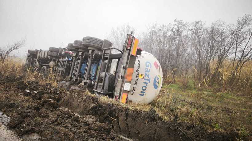 O cisternă ucraineană cu 19 tone de GPL s-a răsturnat pe marginea DN 26 în județul Vaslui