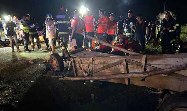O mașină a lovit o căruţă, pe DN 11B: 4 persoane din căruţă au fost rănite. Traficul rutier, întrerupt în ambele sensuri