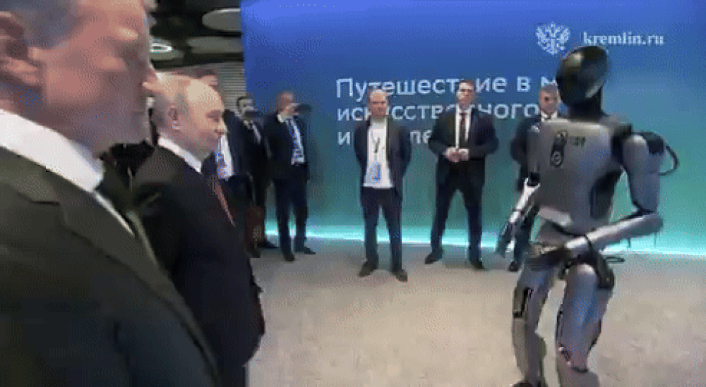 Vladimir Putin, încântat de un robot dansator, la câteva zile după ce o altă mașinărie s-a prăbușit pe scenă în momentul prezentării