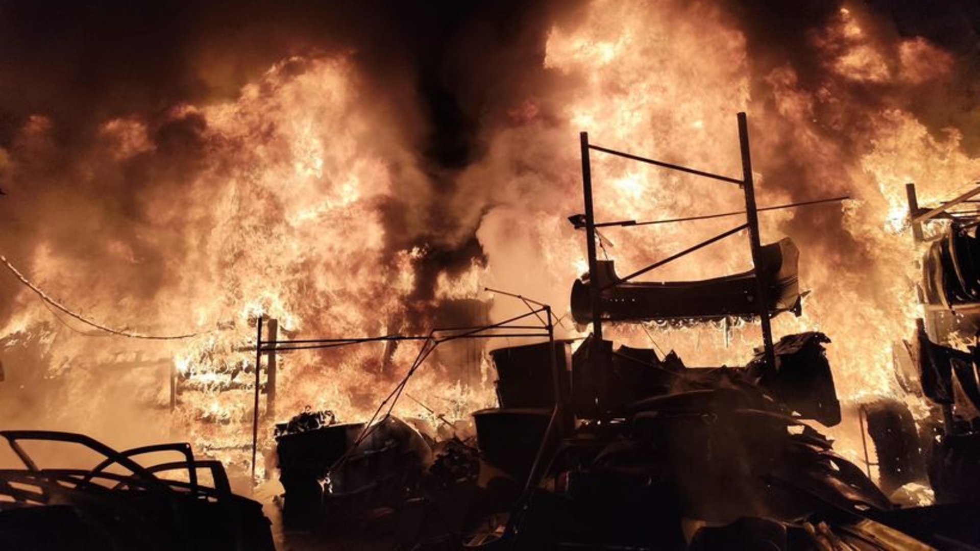 Incendiu violent la un depozit de mase plastice din Giurgiu. Locuitorii din zonă, evacuați