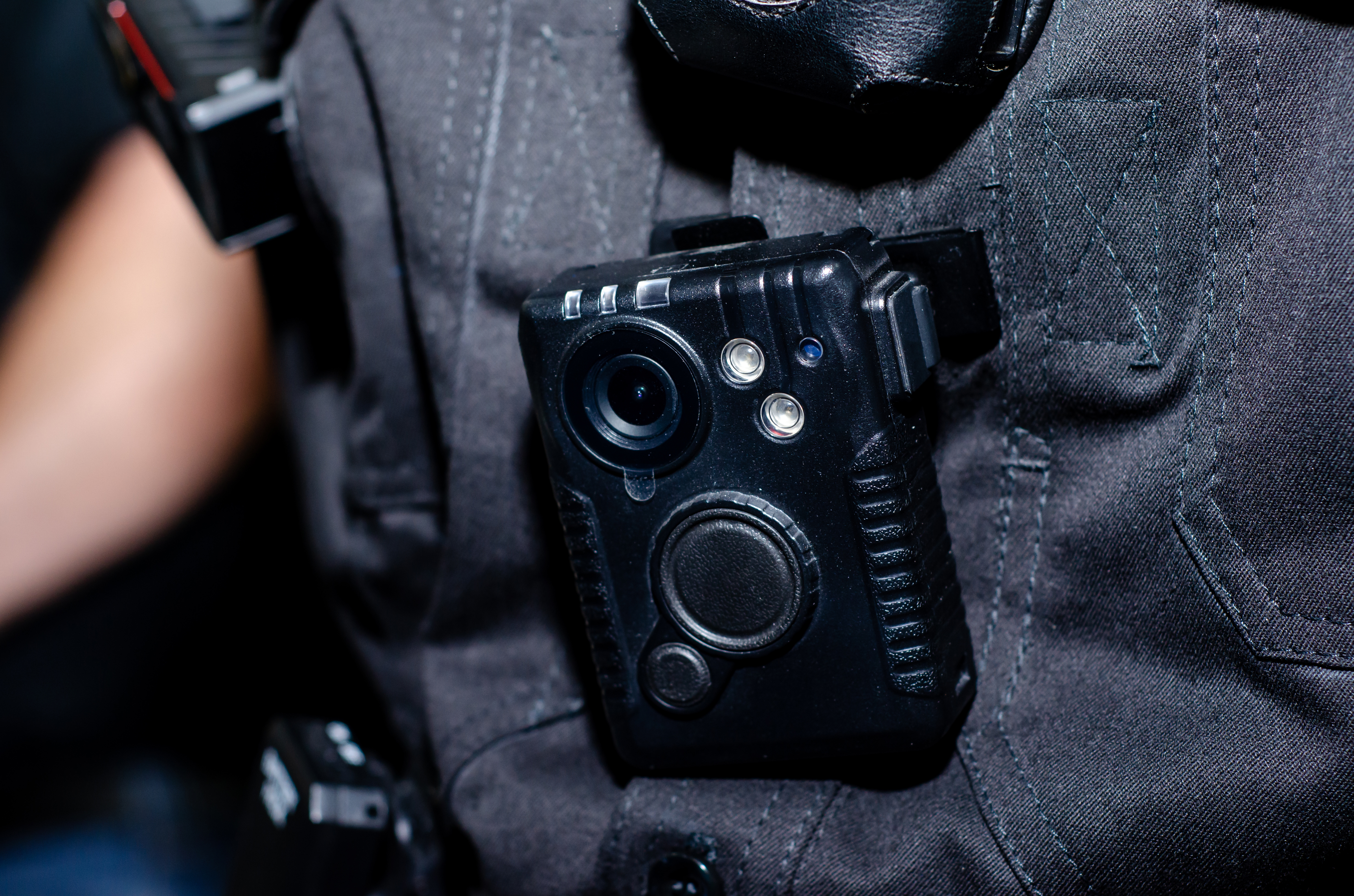Senatul a făcut primul pas spre reglementarea bodycam-urilor folosite de poliția locală. Cât timp sunt păstrate imaginile