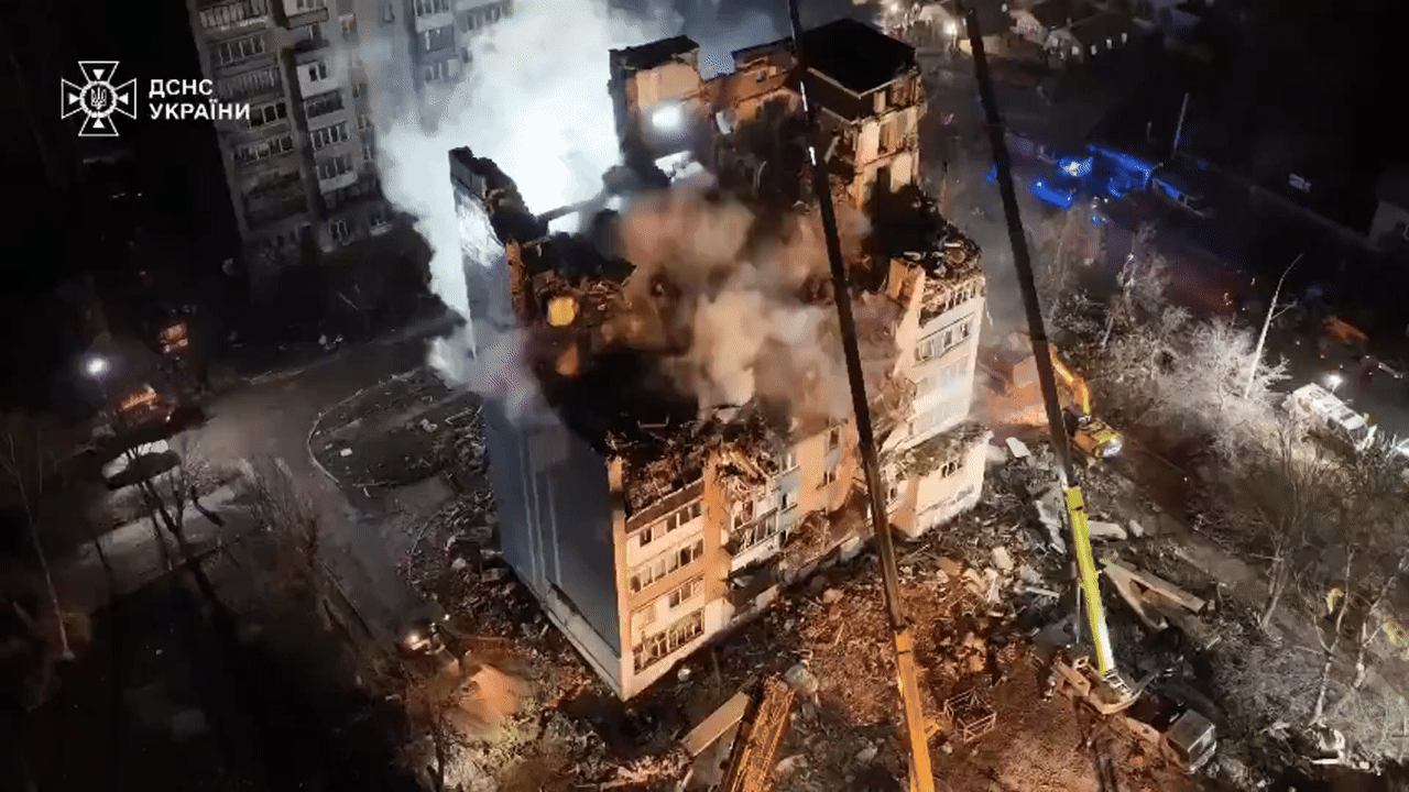 Imagini dramatice cu operațiunea de salvare din blocul pulverizat în care au murit 26 de ucraineni. Alți 22 sunt încă sub dărâmături