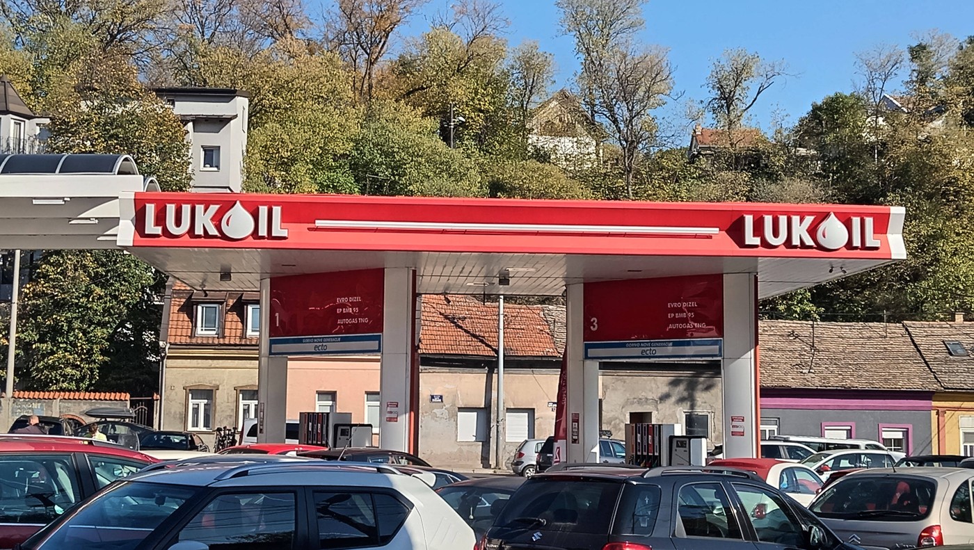 România se aliniază sancțiunilor SUA împotriva Lukoil. Măsurile anunțate de Guvern
