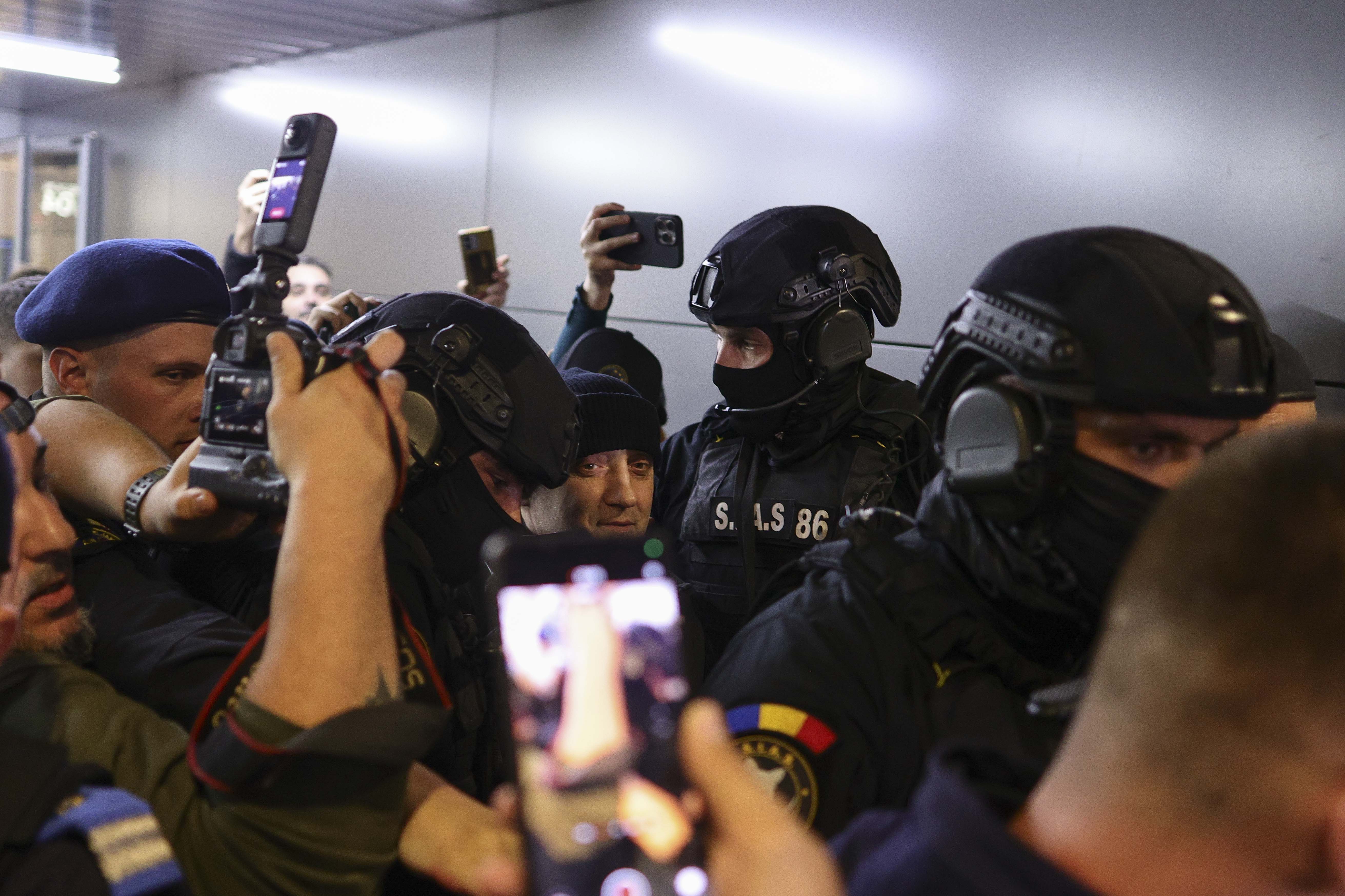 Primele imagini cu Potra adus în cătușe în țară. Busculadă pe aeroportul Otopeni