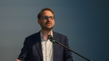 dominic fritz vorbeste la microfon