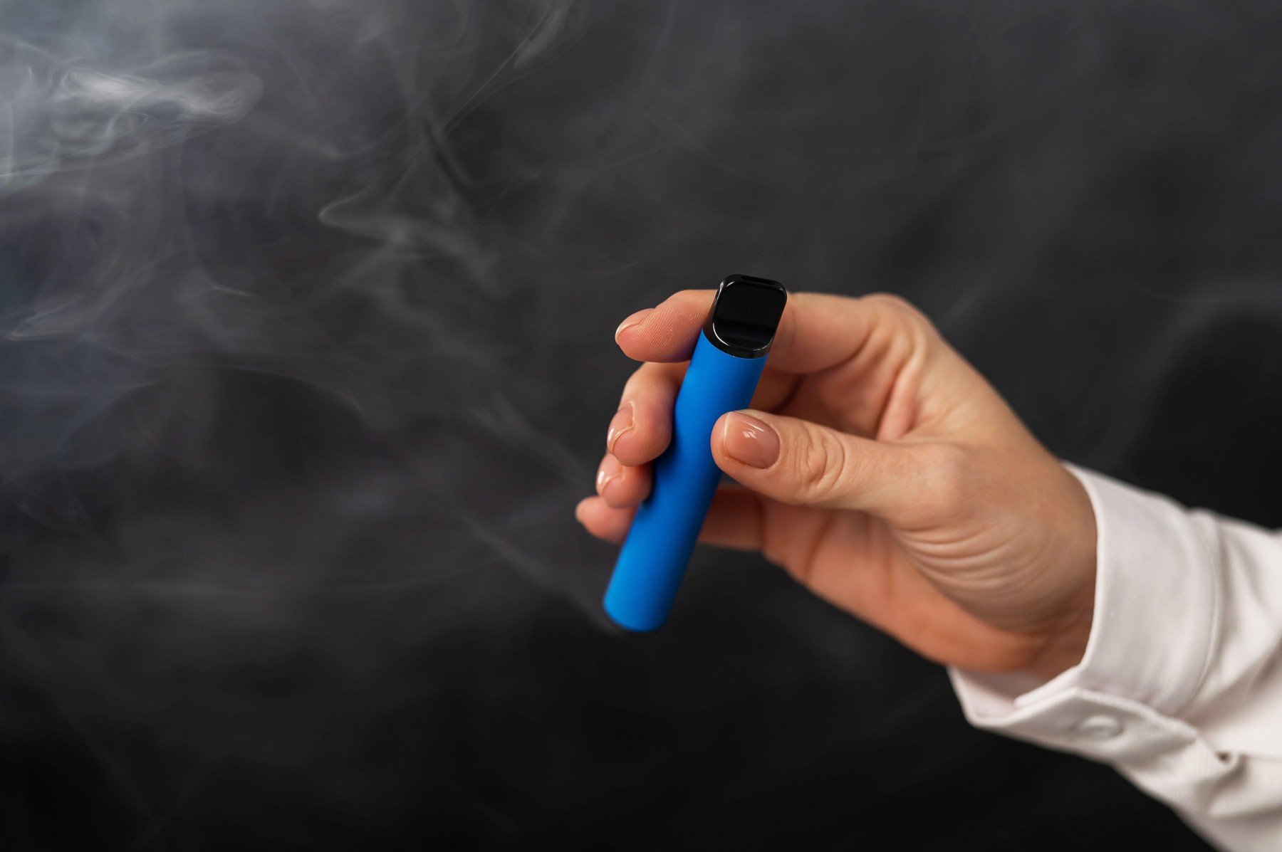 Fabrică ilegală de vape-uri, descoperită de ANAF într-o hală dezafectată din Prahova. Prejudiciul estimat: 3,8 milioane €