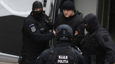 Horațiu Potra este escortat de polițiști în sediul Curții de Apel București, 21 noiembrie 2025.