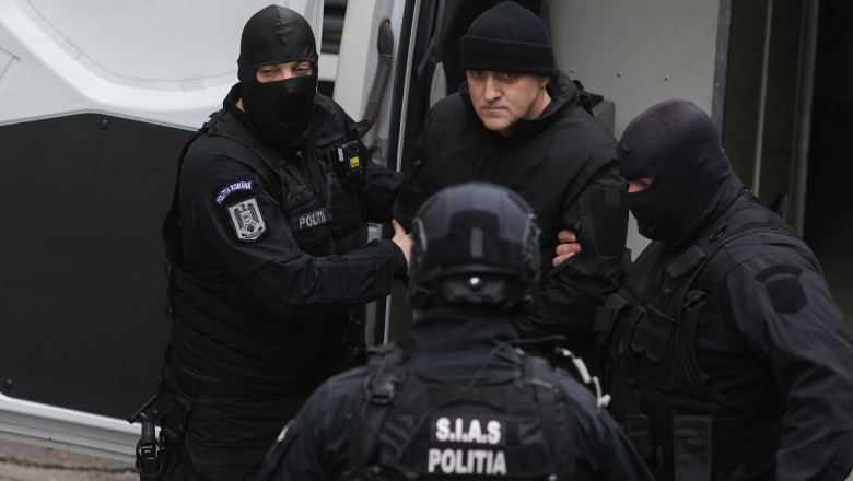 Horațiu Potra este escortat de polițiști în sediul Curții de Apel București, 21 noiembrie 2025.