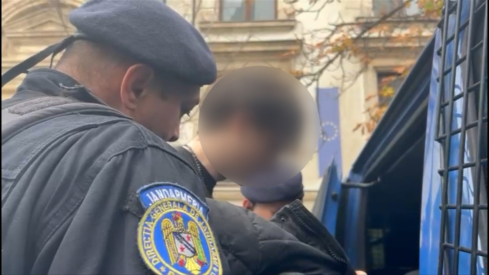 Un șofer beat a lovit trei mașini parcate lângă Curtea de Apel București. Tânărul ar fi consumat și cocaină