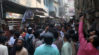 omeni speriat pe strada in ghaka, bangladesh, dupa cutremur