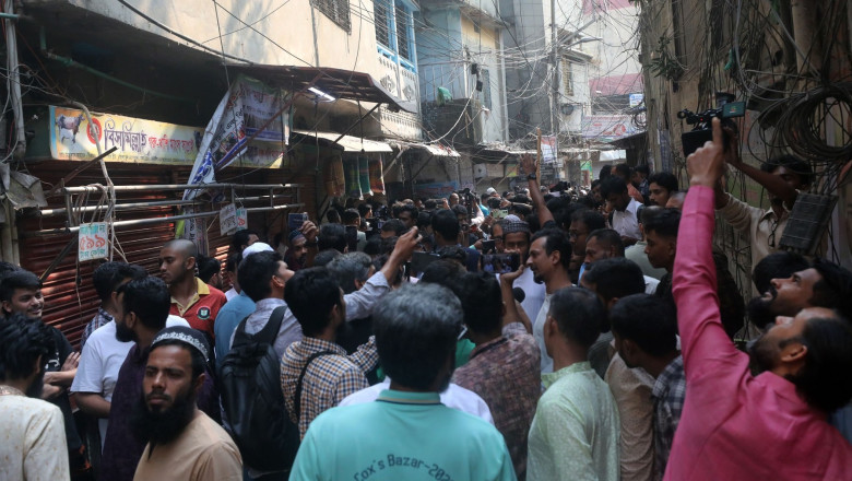 omeni speriat pe strada in ghaka, bangladesh, dupa cutremur