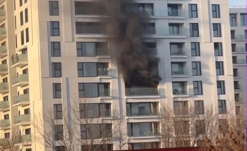 Incendiul la blocul de 11 etaje din București a fost stins. Peste 150 de persoane evacuate, 17 la spital. Care ar putea fi cauza