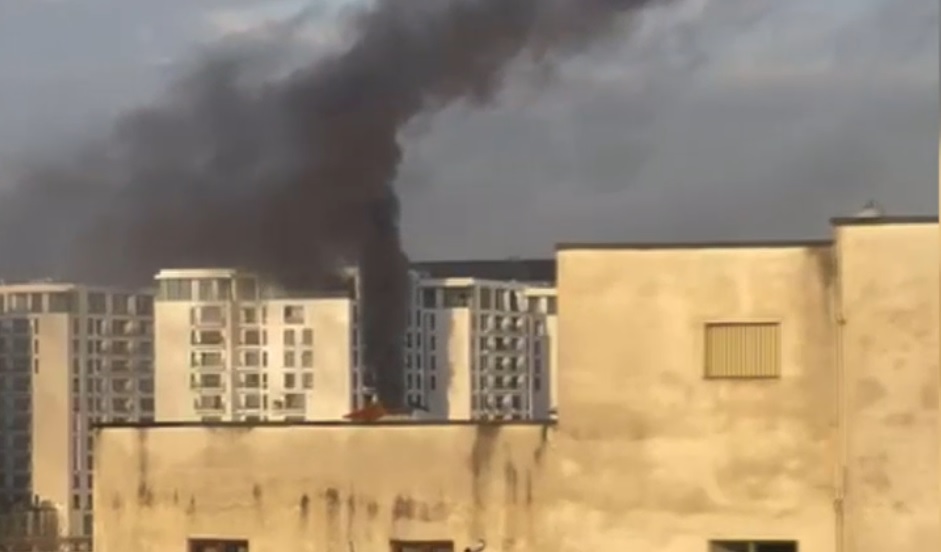 Incendiu cu degajări mari de fum într-un bloc cu 11 etaje din București. Intervenție de amploare a pompierilor