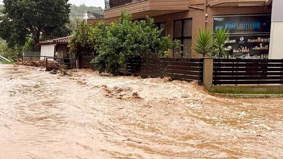 Furtuni violente și ploi torențiale în nord-vestul Greciei. Insula Corfu, grav afectată de inundații