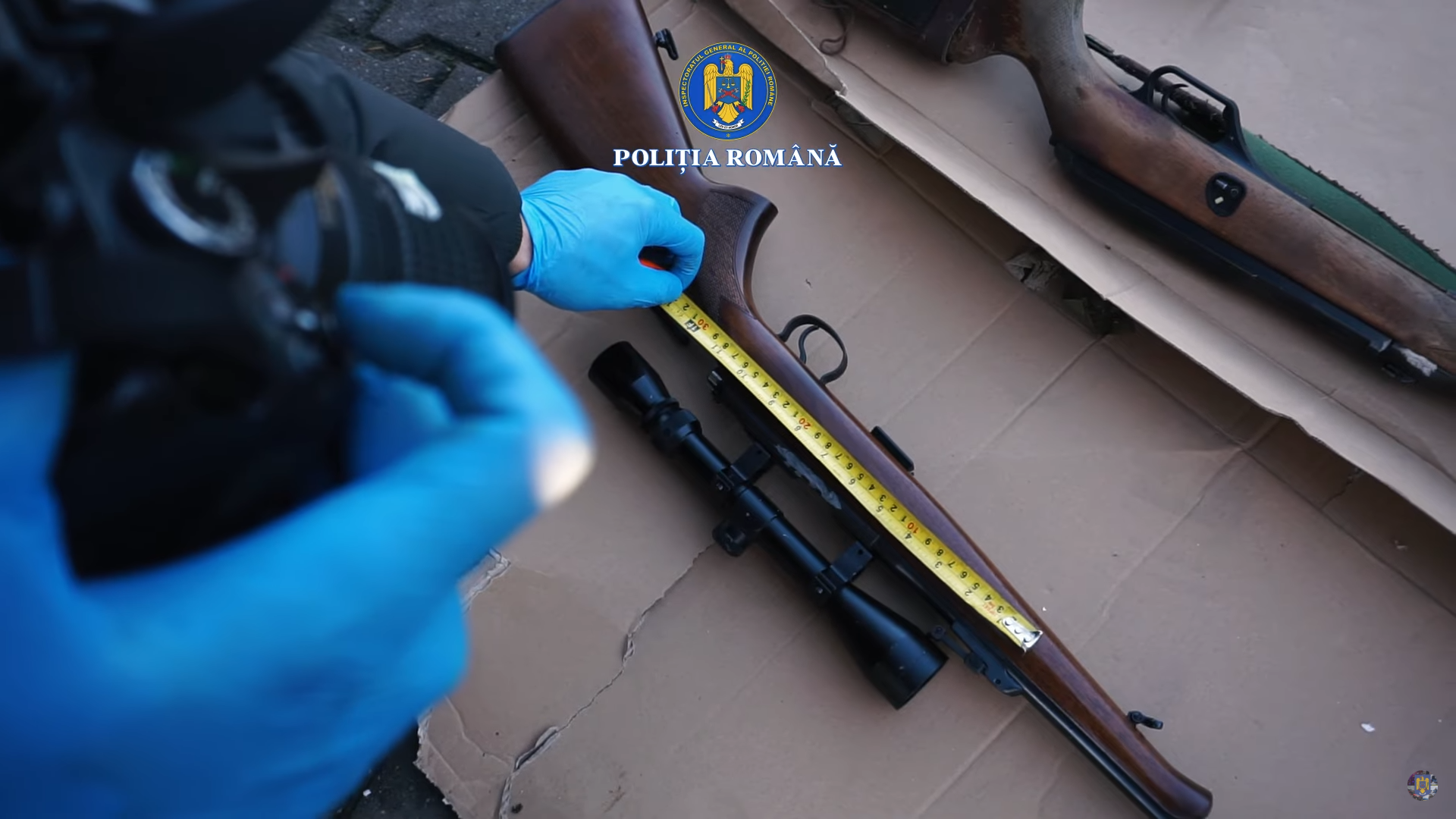 Arme letale, descoperite de polițiști într-un colet venit din Spania. Cine sunt cei doi bărbați la care trebuia să ajungă pachetul