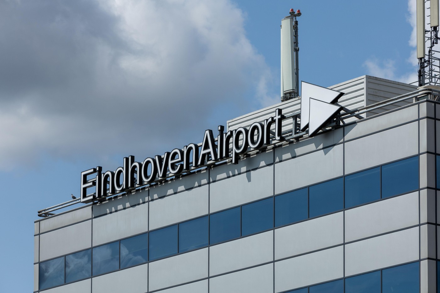 Traficul aerian a fost blocat la Eindhoven după semnalarea mai multor drone