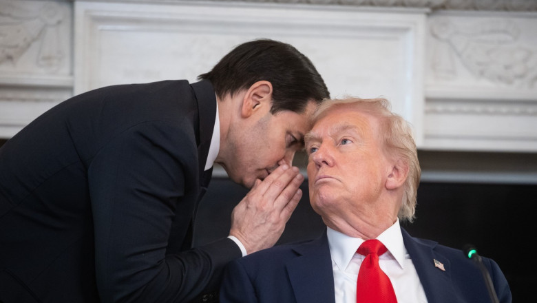 marco rubio aplecat ii sopteste la ureche lui Donald J. Trump