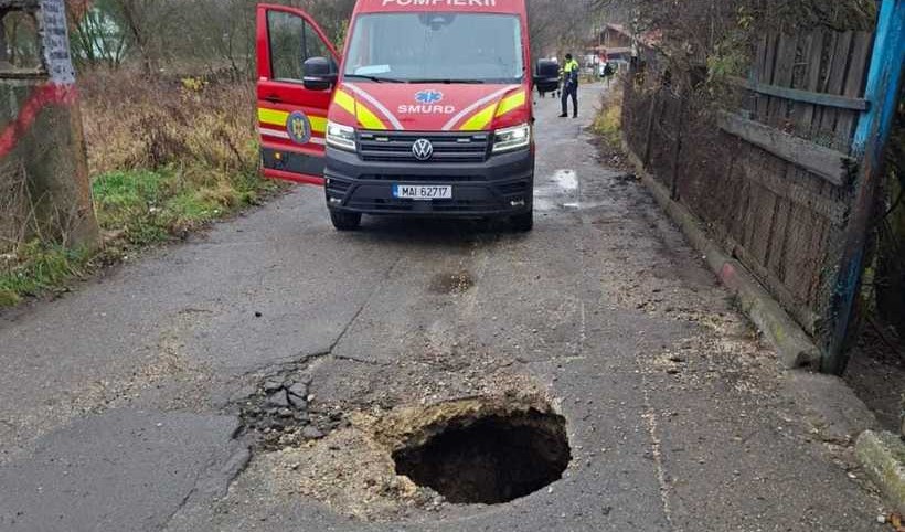 Două persoane au fost duse la spital după ce au căzut într-o groapă în asfalt, în Petroșani