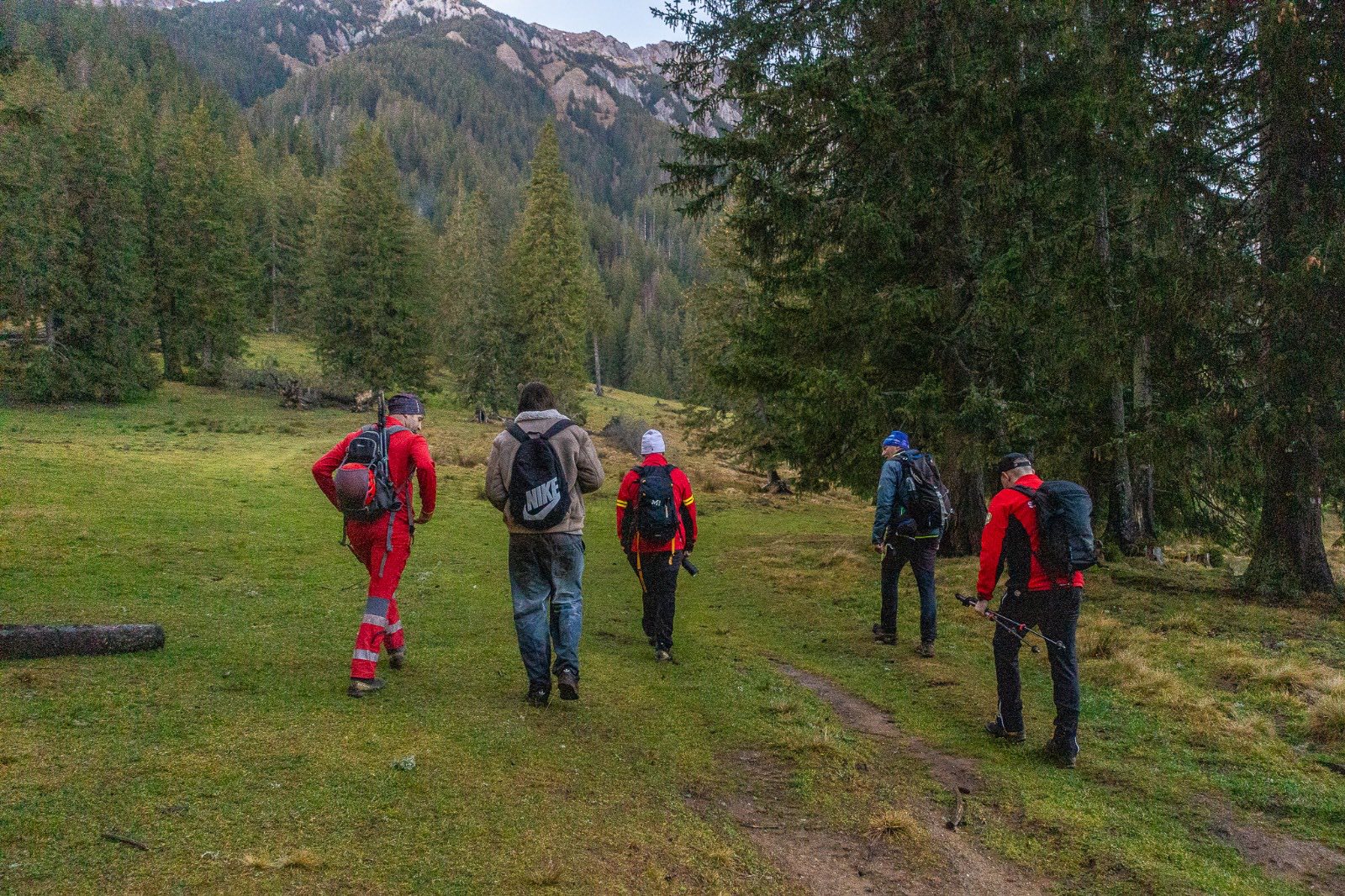 Salvamont Zărnești, solicitat să intervină la un turist neechipat care le-a transmis că „este ud”. „Pe munte nu eşti în civilizaţie”