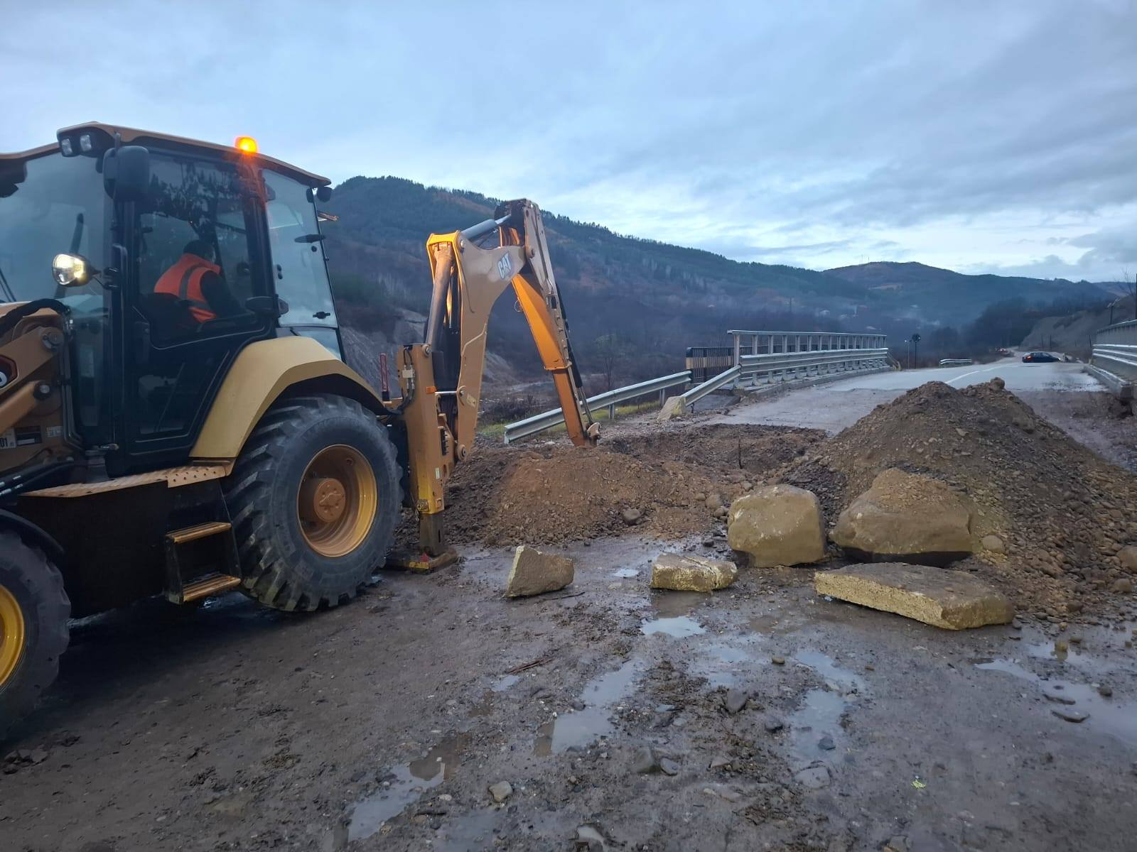 Vremea rea face ravagii: Șosele blocate de alunecări de teren, pe Valea Oltului au căzut pietre de pe versant. Gospodării sunt inundate