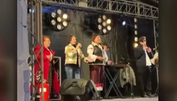 Târgul de Crăciun din Constanța, viral din nou. După clădirea horror decorată cu ursuleți, a urmat un concert pe măsură