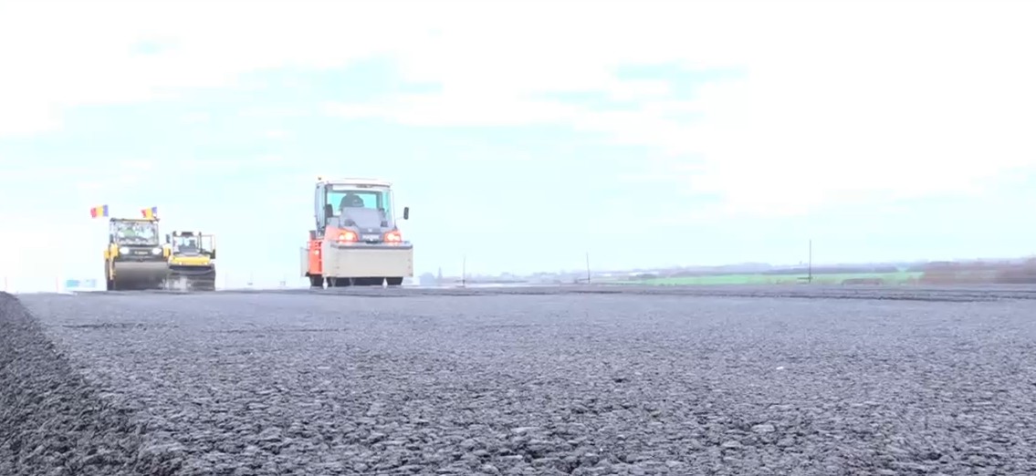 După mai bine de un deceniu de blocaje, apar primii kilometri de asfalt pe A3 în Bihor. Imagini de pe șantierul autostrăzii