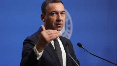 bogdan ivan sustine o conferinta de presa