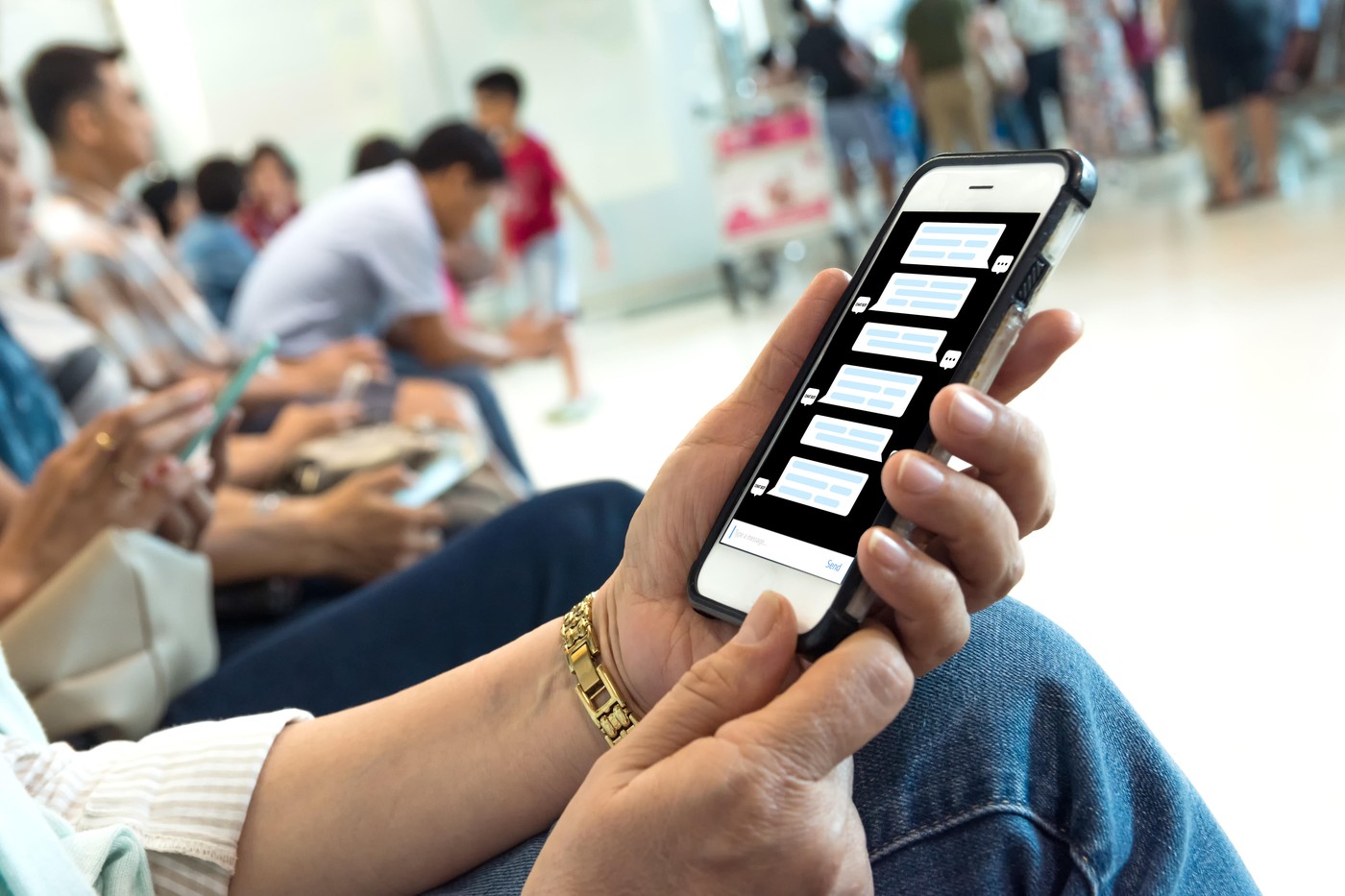 AI poate schimba opiniile politice, însă greșește masiv. Cât de periculoși sunt chatboții (studiu)