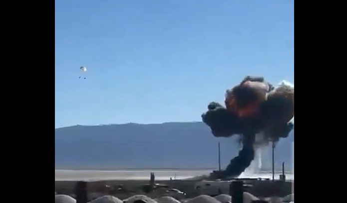 Momentul în care un pilot american din escadronul de elită Thunderbirds se catapultează, înainte ca avionul său se prăbuşească