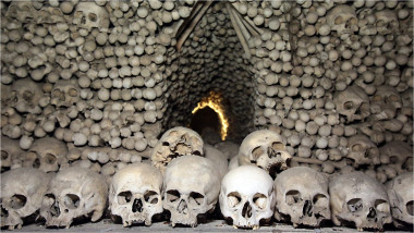 oase și cranii într-un osuar din Cehia