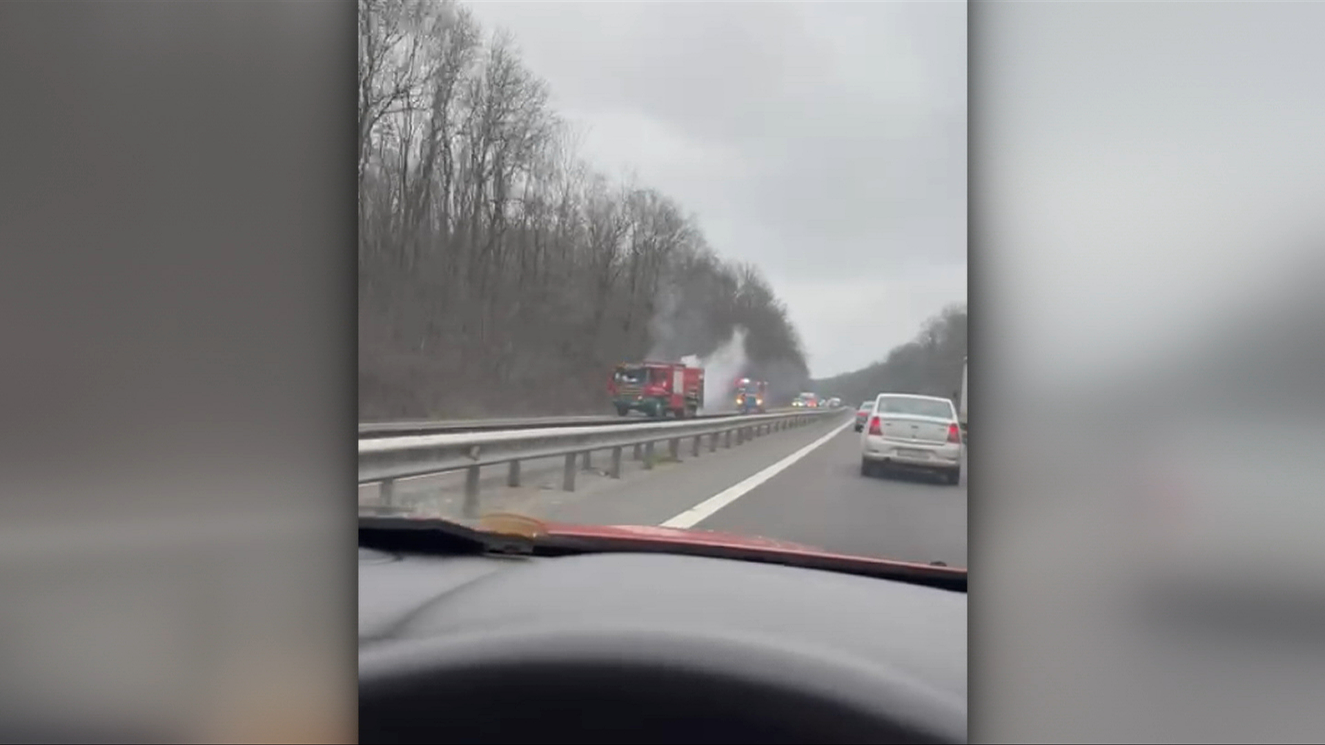 O cisternă încărcată cu benzină a luat foc pe autostrada A1. Traficul este blocat pe sensul spre București