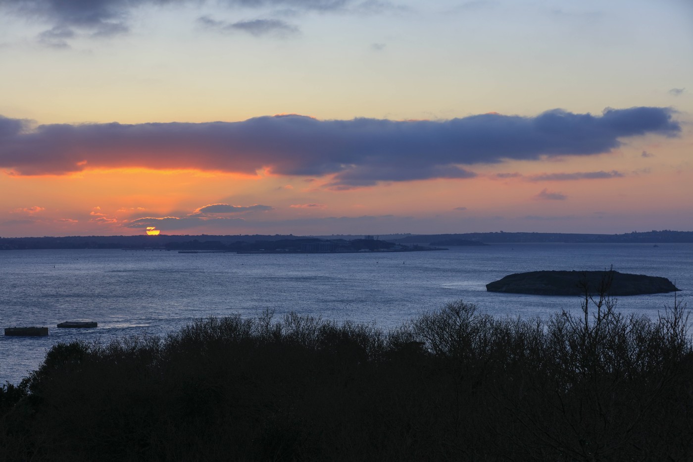 O bază navală care adăpostește submarine nucleare franceze, survolată de drone suspecte. Pușcașii marini au deschis focul