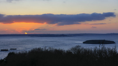 Blick bei Sonnenuntergang von der Pointe de l Armorique über die Bucht Rade de Brest mit der kleinen Insel Ile Ronde, hi