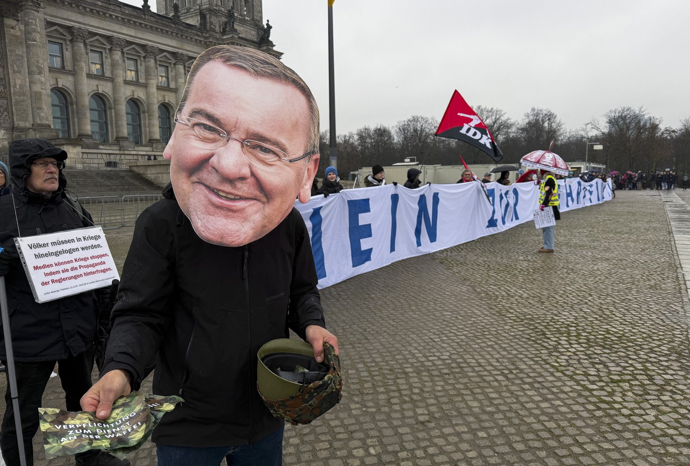 Germania schimbă strategia de apărare. Noul program militar pentru tinerii de 18 ani provoacă proteste și tensiuni politice