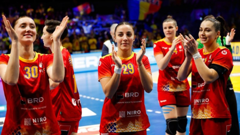 jucatoarele nationalei de handbal aplaudă dupa meci