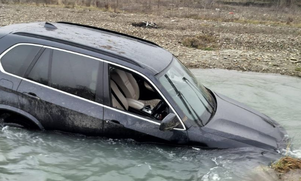 Un şofer beat şi fără permis și-a abandonat maşina în albia unui râu, în timp ce fugea de polțiști. El a fost reținut