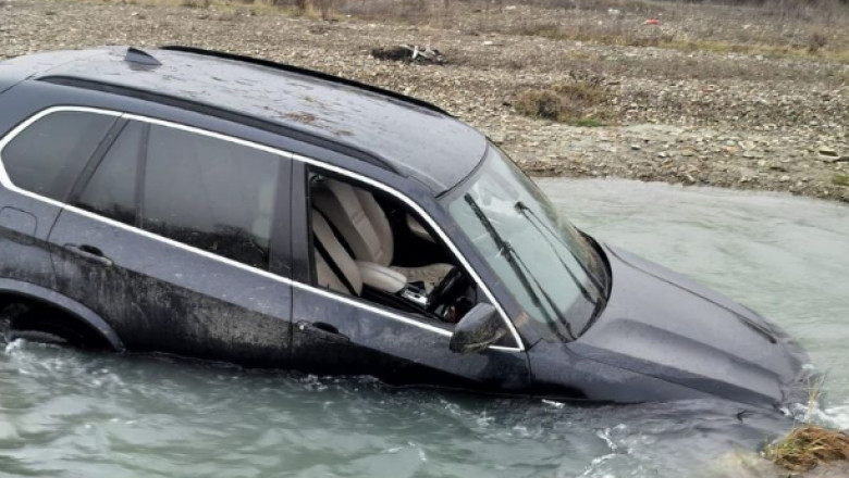 Un şofer beat şi fără permis și-a abandonat maşina în albia unui râu, în timp ce fugea de polțiști. El a fost reținut