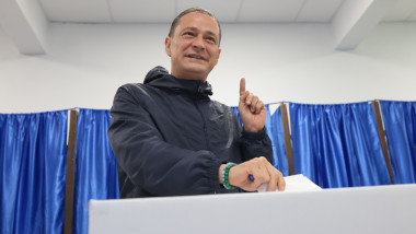 Daniel Băluță, candidatul PSD la alegerile pentru primarul general al capitalei, votează la o secție din București, 7 decembrie 2025