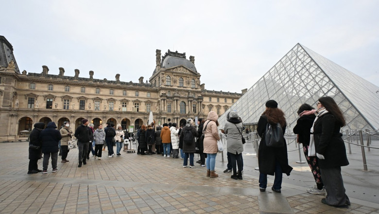 Aproximativ 400 de opere antice au fost distruse în departamentul de antichităţi egiptene al muzeului Luvru