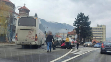 Un șofer a intrat cu mașina într-un copac și apoi a lovit două ambulanțe venite să-i acorde ajutor